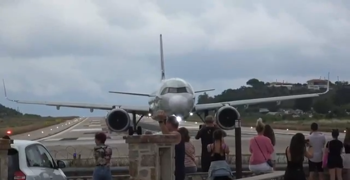 VIDEO: Jet blast’s ginormous power sends onlookers nearly flying