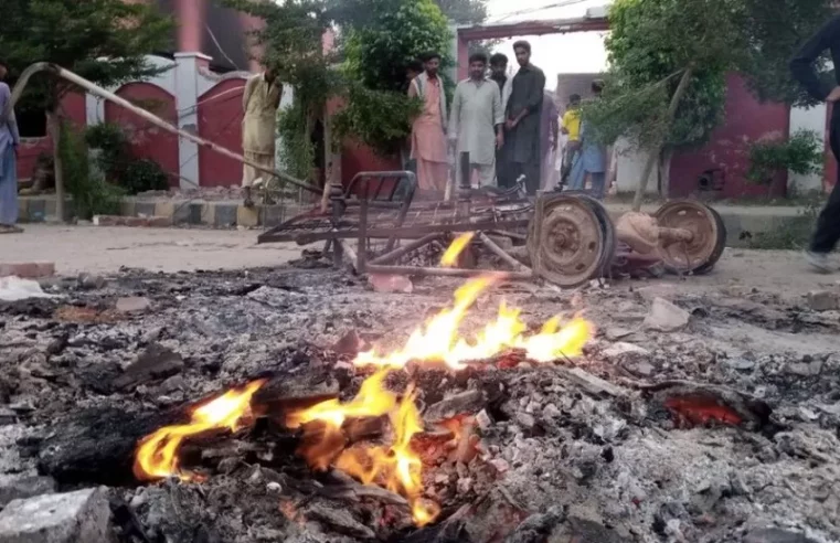 Pakistan: Mob burns churches over blasphemy claims