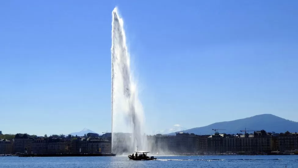 Man hurt after mounting Geneva’s giant fountain