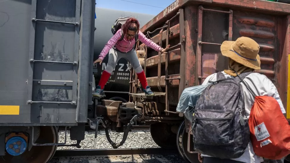 Mexican railway operator suspends routes amid migrant deaths