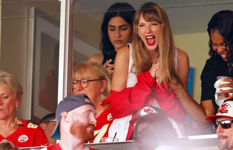 Taylor Swift cheers on Travis Kelce at Kansas City Chiefs game