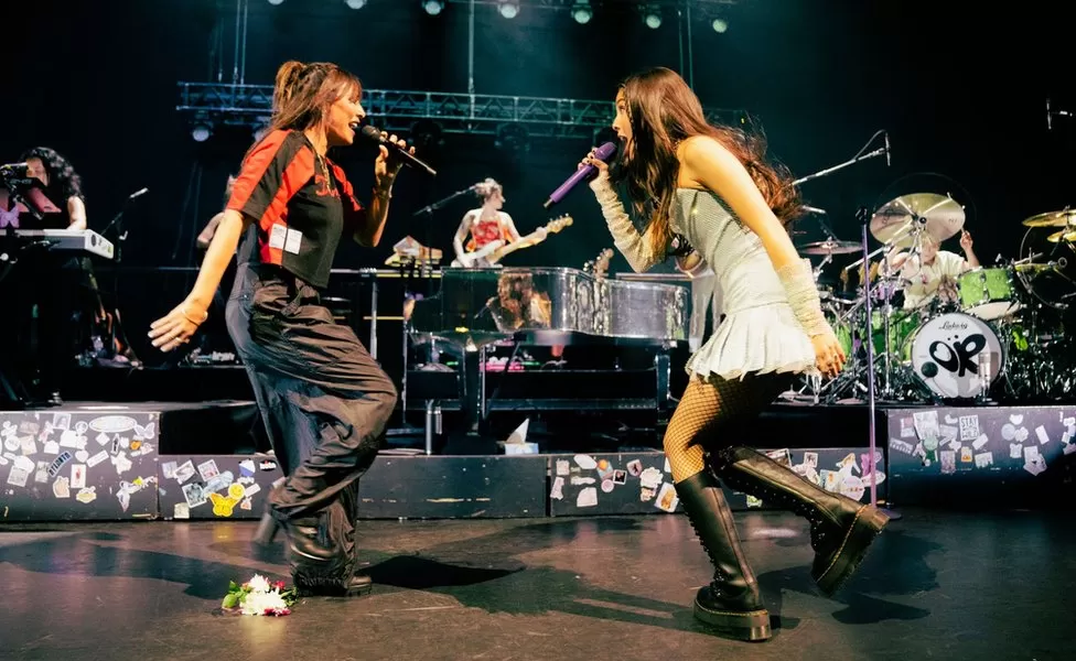 Olivia Rodrigo and Natalie Imbruglia perform