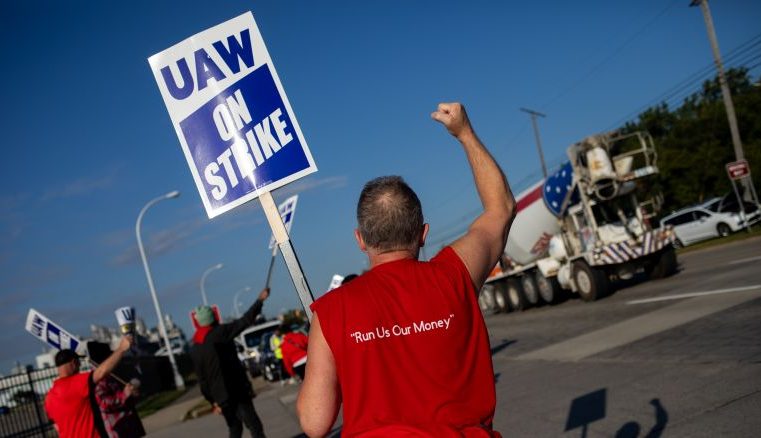 GM and Ford lay off almost 900 more workers, blaming strike