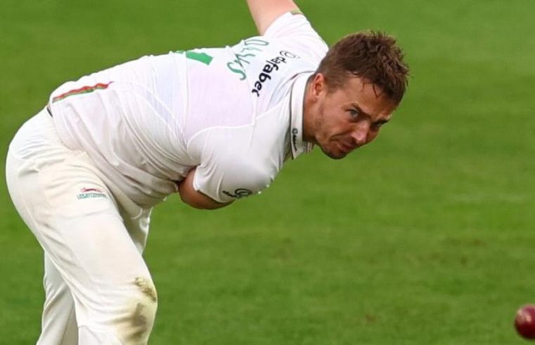 Will Davis puts Leicestershire on top against Yorkshire