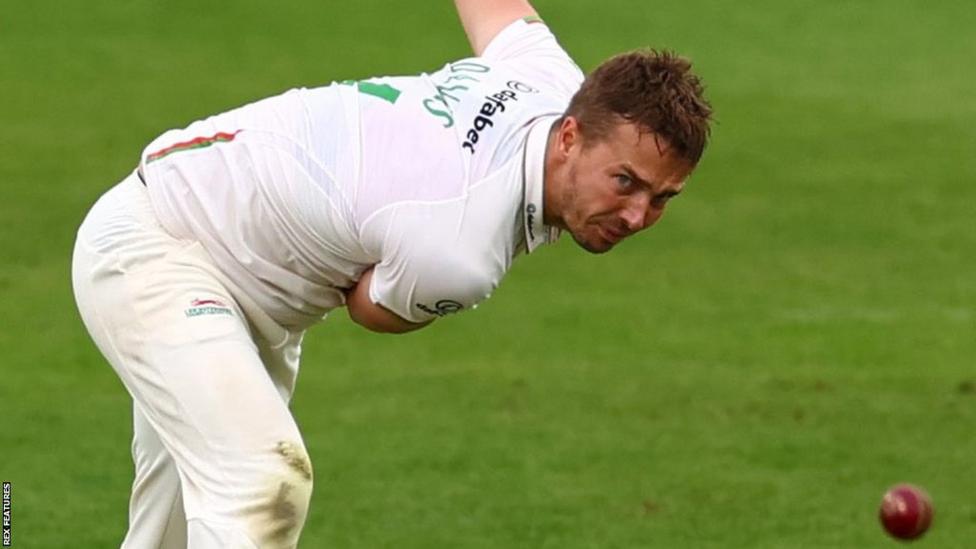 Will Davis puts Leicestershire on top against Yorkshire