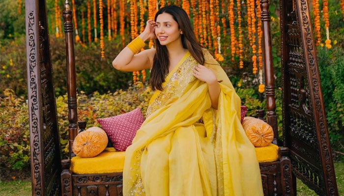 Mahira Khan gives shoutout to her sari designer