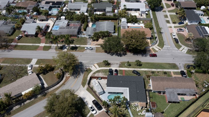 Mortgage rates climb to 7.49%, hurting home sales