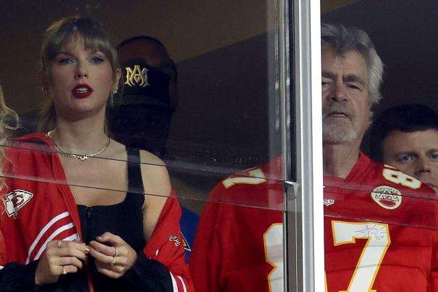 Taylor Swift bonds with Travis Kelce’s dad for the first time