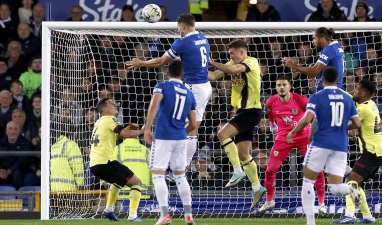 Everton comfortably beat Burnley to reach the quarter-finals