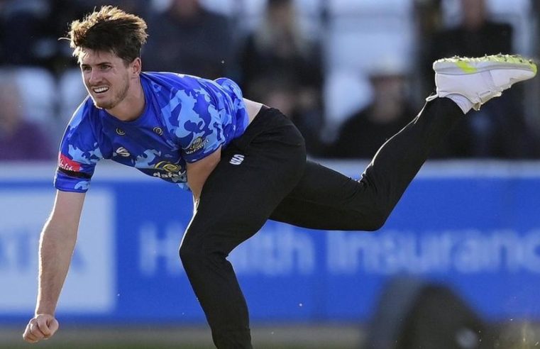 Warwickshire sign Sussex paceman on three-year contract